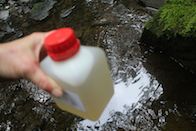 stillfoto scene prÃ¸vetaking fra fossen i grenseland liten
