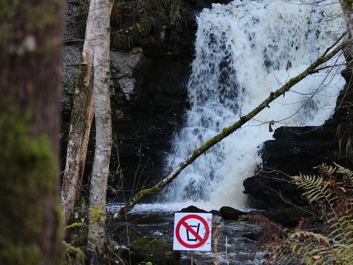 Fossen i grenseland /Borderland&nbsp;waterfall